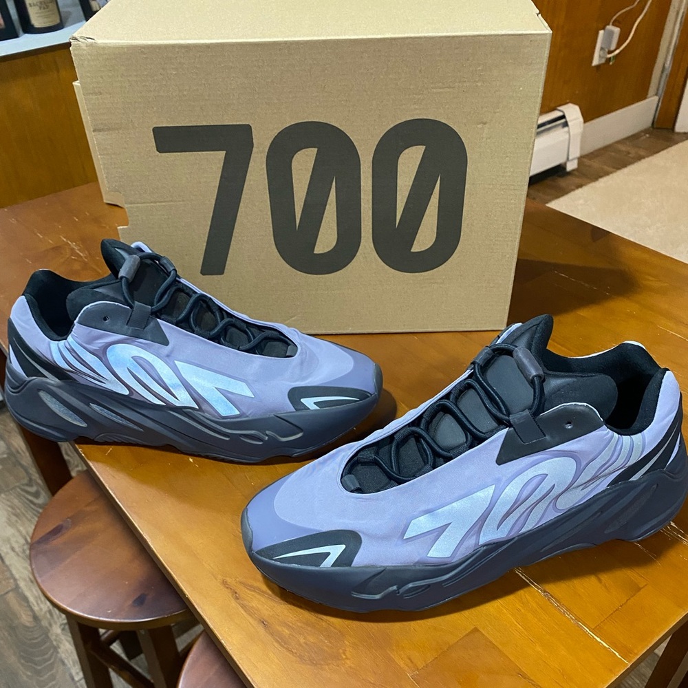 YEEZY BOOST 700 MNVN 'GEODE'
